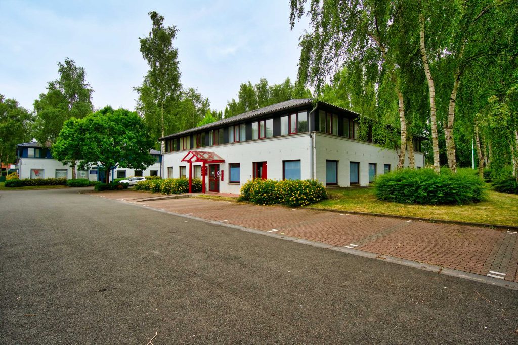 Vue extérieure du cabinet du docteur Sar médecin esthétique à Lille Villeneuve d'Ascq et de son parking
