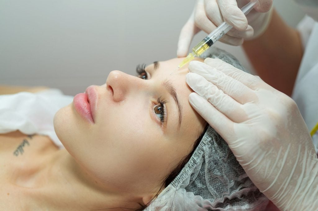 Injection de botox - toxine botulique- au sein du cabinet médical esthétique du docteur Sar