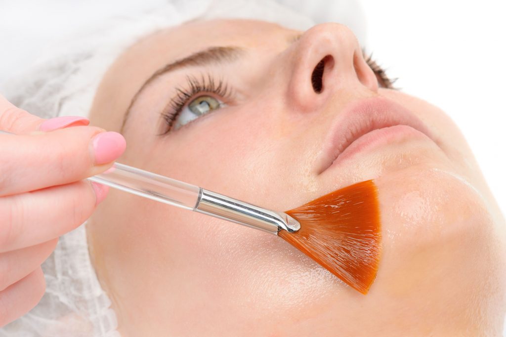 Peeling du visage au TCA en médecine esthétique par le docteur Sar